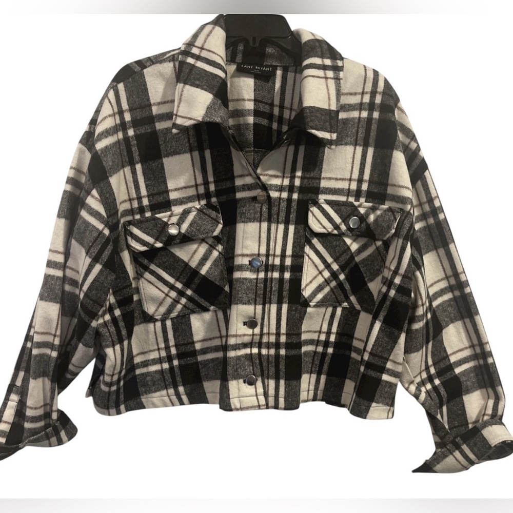 LANE BRYANT SHORT SHACKET SIZE 22/24 PIT TO PIT 26.5” LENGHT 22”